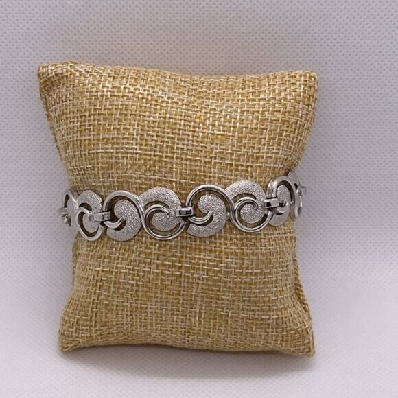 Vintage Silver-Tone Textured Circle-Link Bracelet With Secure Clasp - Picture 7 of 11
